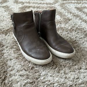 Size 7 women’s sneaker bootie
